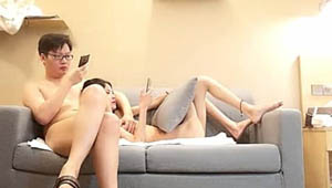 四眼小哥大战两个美腿韵味少妇 3P交叉轮流着干 最骚的是小哥让少妇把网袜脱下来自己穿上 再来一炮