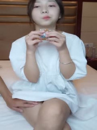 牙套小表妹温柔型颜值美女被炮友狂草，上位骑乘边揉搓奶子，特写扶着屁股猛操，转战到沙发站立后入撞击