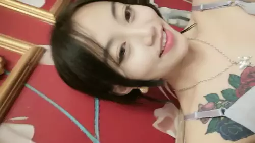 01年刚播邻家妹妹清纯嫩妹，没穿内裤撩起卫衣翘臀，掏出白皙奶子，张开双腿手指扣穴，换着诱惑娇喘呻吟