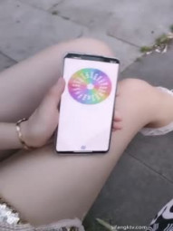 清纯美女【疯狂女神】，户外公园广场，人来人往，随时刺激，揉奶露逼，站着啪啪超精彩！