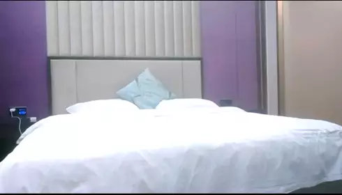 这外围妹子不错，外表清纯乖巧，苗条身材贫乳，骑乘位打桩机操的受不了