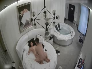 #情趣酒店豪华房偷拍非常能干的眼镜男床上干到浴缸站着快速抽插