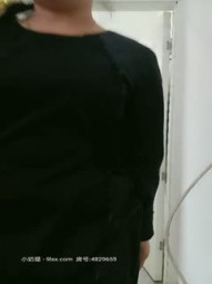 美容院老板娘在店里看着顾客做着服务自己在厕所偷偷自慰，大奶子真诱人开档裤漏出骚逼尿尿，用扫把手柄插逼