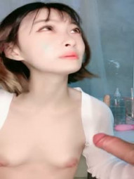 超肥极品粉穴短发美女小姐姐，毛毛浓密一撮毛，M腿掰穴特写揉搓，给炮友口交吸吮，抬起双腿让你看清楚