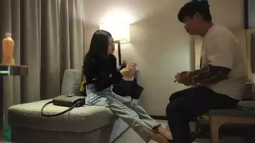 加钱哥深夜年轻嫩妹喜欢暗一点的氛围开档吊带丝袜扶着细腰后入猛顶太紧了你不喜欢吗