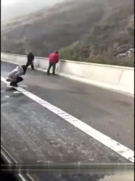 稀缺资源 周末福利高速路堵车妹子们实在憋不住尿尿集锦