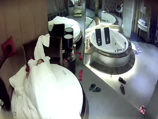 情趣酒店水滴监控TP貌似刚开完趴的胖哥真会玩让女友穿着学生制服骑在上面啪啪