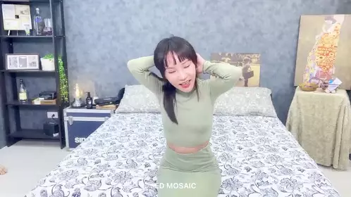 顶级色影『ED Mosai』害羞新人美女菲菲首次拍片 与三位猛男多造型猛干 (1)