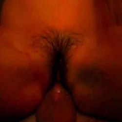 老公拿著单反相机，插入极品老婆的馒头穴