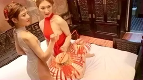 高挑美女模特弦子和熙熙性感透明灰丝高叉旗袍若隐若...