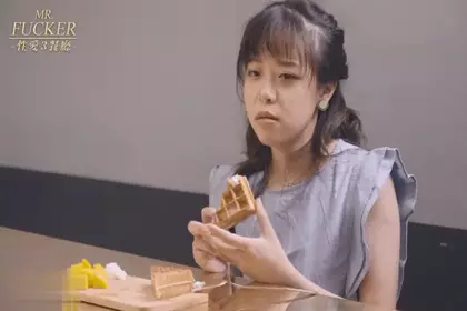 长发颜值妹妹大眼红嘴唇黑丝卧室床上自慰，岔开腿掰穴，镜头角度很好十分诱惑