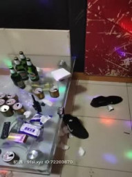 KTV里的小骚逼真刺激，做在沙发上让骚逼少妇给口交真过瘾，蜜桃臀后入爆草抽插尖叫不断，压在身下蹂躏口爆