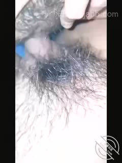 偷拍邻居小妹洗澡，边洗澡边看电视好享受的样子，为拍脸不慎差点被妹子被发现赶紧跑2