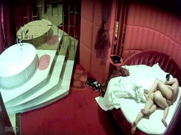 情色剧情演绎眼睛屌丝男潜规则两个漂亮女助理 双飞小骚逼轮着操 无套直操内射 站炮那段挺刺激 高清完整版