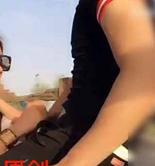 屌炸瞭大白天一对情侣在公园里啪啪