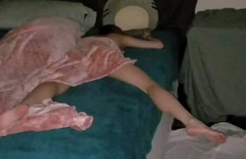 苗条妹子被灌醉后被大屌任间抽插