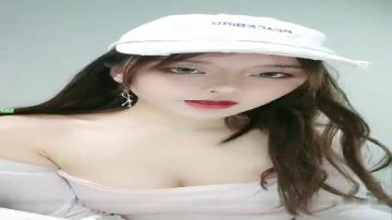 鸭舌帽高颜值网红妹子性感肥臀卫生间小露逼逼