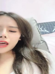 新女神下海【小嘉嘉】，高颜值小家碧玉型美女， 跳蛋自慰爽到喷水，哗啦啦的一直往外冒，像泉眼一样，叫床声动听！