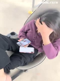 宝马大哥带着辍学小太妹姐妹花到废弃驾校果体探险,坐在驾驶位上掰茓诱你