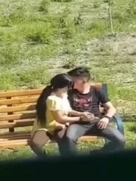 公园偷窥妹子给男友撸撸串 有这样的女朋友真好还怕没子弹 看手速经常撸 最后还口爆了