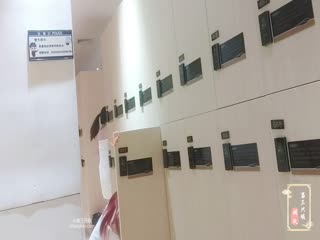 男扮装潜入某温泉洗浴会所四处游走偷拍更衣美女