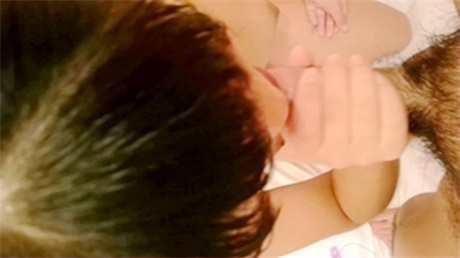 酒店约操粉嫩的白虎小萝莉吃鸡巴玩跳蛋粉嫩的小逼逼...