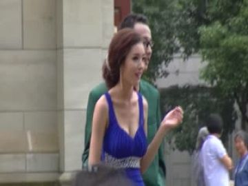 贵州白嫩漂亮的气质美女家中和隔壁男邻居偷情啪啪,看见鸡巴有点小不怎幺愿意了被男的强插狠狠干,家乡话!