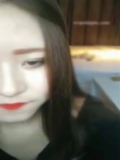 小鲜肉酒店直播时网友要求他当着老婆面操小姨子,为了礼物和老婆把小姨子操了