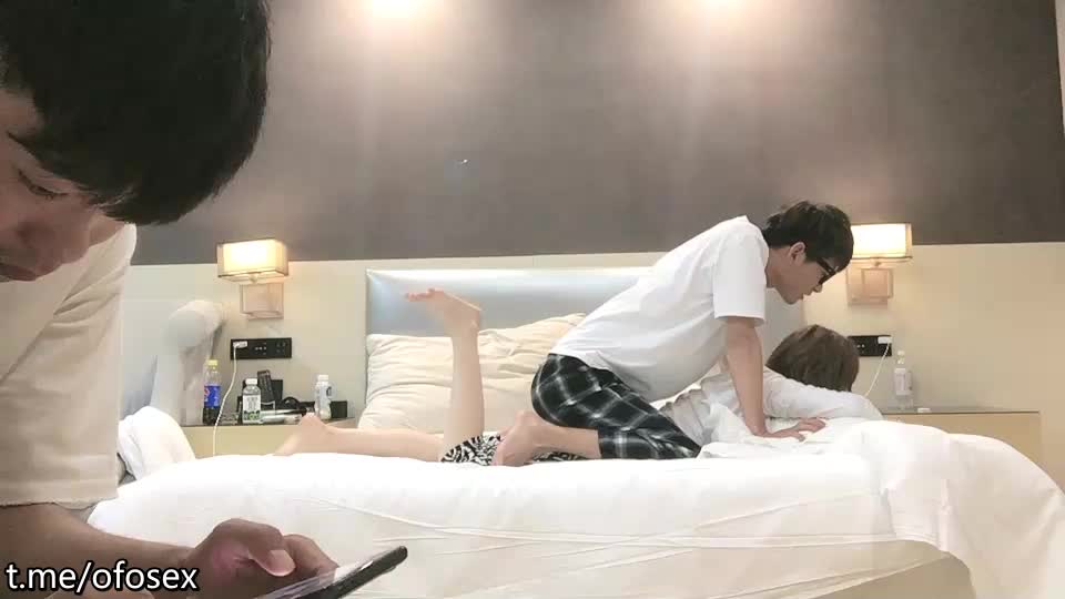 【#91约妹达人】眼镜小哥约萝莉萌妹，躺床上玩会游戏再开操，脱光光互摸调情，坐在椅子上操妹子闭眼享受