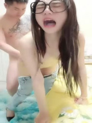 姐夫干小姨子眼镜长腿妹牛仔裤诱惑，半脱下裤子翘起屁股扭动，蹲着口交舔屌插嘴，后入抽插抬起双腿猛操