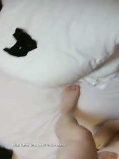 酒店里白嫩肌肤的妹子高跟鞋美腿擡起来无毛粉嫩阴唇水汪汪舔玩在扣穴啪啪操出爱液