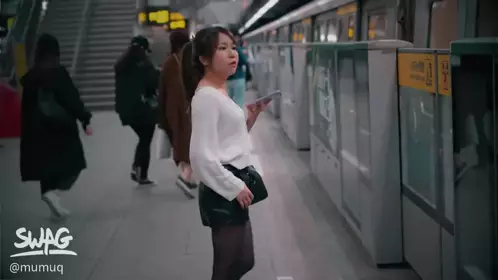 胸前纹身00后萌妹，性格活泼，脱光光跳蛋自慰，超粉嫩小穴紧致，特写手指扣入，不经常自慰生疏