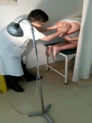 妇科诊所偷拍妹子做妇检,内裤脱了跪在观察床上撅着屁股被男医生无情中指插肛门