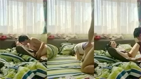 颜值身材超一流的漂亮美女大中午穿着性感黑丝空姐服...