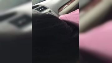 白皙漂亮的美女看见出差刚回来的男友突然开车接她下班,兴奋不已说_今天在车上玩玩吧.2人在马路边玩车震!