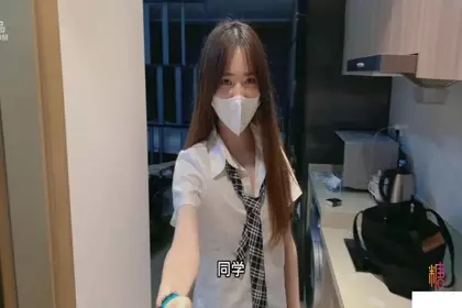 学生情趣装小骚货，抓着屌一顿吸，黑丝美腿张开猛操，扶着屁股后入输