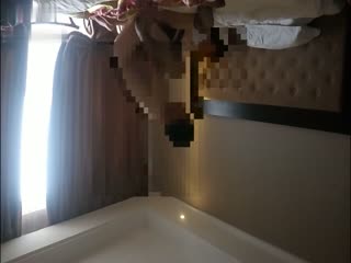 刚开苞没多久的漂亮大学美女又被男友哄到酒店要操她~美女害羞躲闪不配合~男的各种姿势猛操~妹子有点受不了!