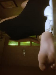 【小婊寻欢】，勾搭足浴店良家小少妇，架不住金钱诱惑，没想到要啪啪腋毛都没刮，漂亮温柔还带着骚，极品