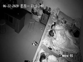 破解家庭网络摄像头偷拍年轻小夫妻和妈妈睡一大炕等妈妈熟睡后偷偷做爱