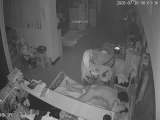 黑客破解家庭网络摄像头偷拍电器库房睡地铺的老公上床挑逗媳妇趴在她身上啪啪射肚皮上