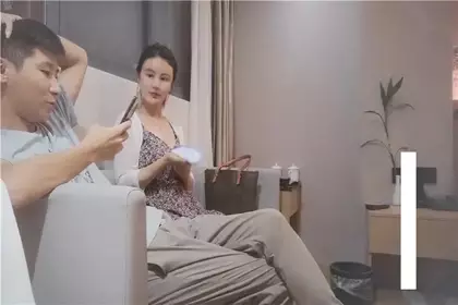 自拍全能小百合，露脸呆萌骚妹子真可爱，揉着性感的大奶子自慰骚穴给狼友看，特写展示跟狼友互动撩骚精彩刺激