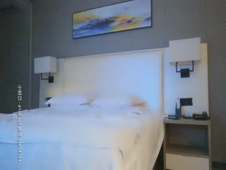 【渣男探花】甜美外围小姐姐，粉衣可爱又听话，翘臀美腿身材苗条，后入啪啪完美展示鲍鱼，一脸享受好满足