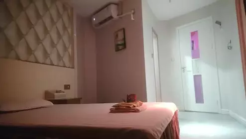 小马寻欢按摩店内先按摩后啪啪