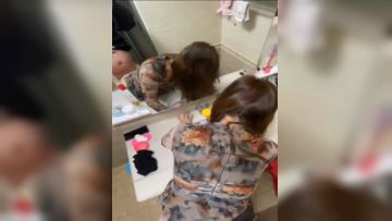 人妻偷情 想要吗 是你想要 插一下 水好多 奶大 屁屁肥 这种熟女操着就是爽 一插都是水 也会配合 内射