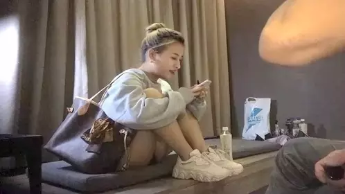 约操闺蜜小表弟啪啪 玉女萝莉范十足 无套骑乘白浆四...