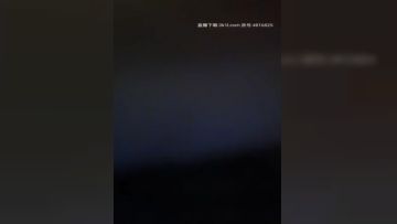 在校学生宿舍里偷偷的玩直播，还有同学在屋里不敢大声说话，被窝里揉奶子给狼友看撩骚狼友，年轻就是刺激