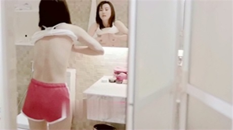 大陆AV 淫乱人妻沙发道具自慰色诱快递员