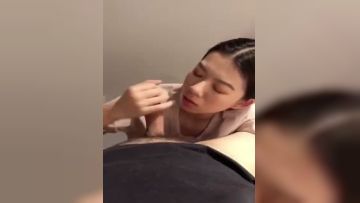 老婆闺蜜半夜睡不着觉，过来帮我打飞机_爽！