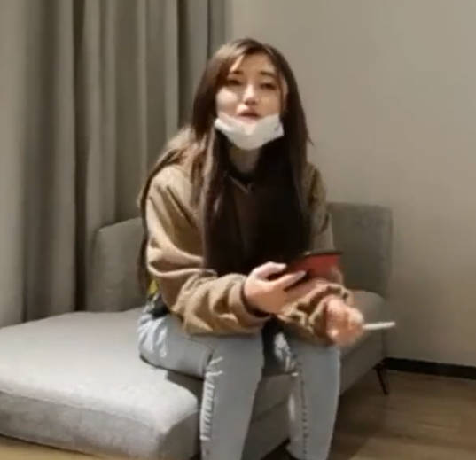 野狼出击探花约了个苗条少妇啪啪，沙发上操口交后入大力猛操呻吟