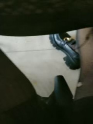 老爸在旁边，骚货就在一边拿AV棒自慰骚穴，给狼友看特写淫水喷一地，边跟老板聊天边陪狼友刺激，不要错过